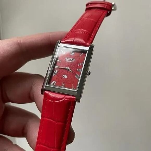 Vintage Style Seiko Quartz Mens Silver Watch & Red accents W/ Leather Strap - Picture 1 of 4